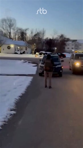 Revista Tierra Bella on Instagram: "Estados Unidos: agentes de ICE en Maine fotografiaron el rostro y registraron el nombre de una civil, informándole que sus datos serían ingresados en una base de datos. Durante el registro, el agente afirmó que ahora sería considerada una “terrorista doméstica”"