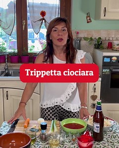 Giorni fa abbiamo preparato la finta trippa.. Oggi ne vediamo una “vera” 😋 ➡️ Ricetta Trippetta Ciociara La trippetta ciociara è un piatto che racchiude la storia e la cultura contadina della Ciociaria. È un esempio perfetto di come la cucina povera possa trasformare ingredienti umili in piatti ricchi di sapore e sostanza. La trippa, con questa ricetta, viene valorizzata attraverso una preparazione attenta e l'uso di aromi e ingredienti locali. 📝 Ingredienti: - 500 g di trippa - Mezzo limone n
