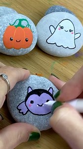 Cute Vampire Bat 🖤MORE ideas & Supplies - https://rockpainting101.com/halloween-rock-painting-ideas/ 👀🖤 #stonepainting #rockpaintingideas #diyhalloween #halloweenrocks #halloweencraft | Rock Painting 101