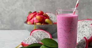 Dragon fruit berry smoothie