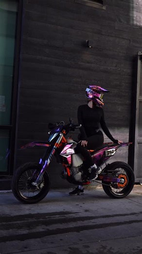 Chalina 💞 on Instagram: "Obsessed with the new looks 🔥👀 Decals: @motocrumb Wrap shop: @sdautostyle Videographer: @ravenridez"