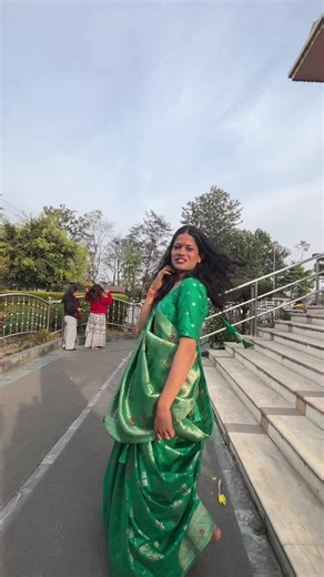 Experience the Elegance of Wearing a Sari
