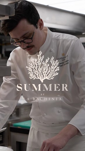 Summer by La Bauhinia… J-4 💙 Le 🐟 est arrivé de Lorient, les températures remontent doucement, la brigade du Chef @quentin_testart est fin prête. A lundi ! . Summer by La Bauhinia... D-4 💙 The 🐟 has arrived from Lorient, the temperatures are slowly rising, Chef @quentin_testart brigade is more than ready. See you on Monday! @lephotographedudimanche 🎬 @armara_mareyeur @jegolorient 🎣 . . . #shangrilaparis #findyourshangrila #summerbylabauhinia #summerinparis #restaurantparis #newtable #paris