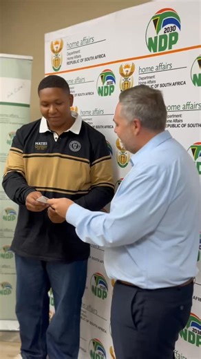 🇿🇦 A historic win for inclusion! Home Affairs handed over SA’s first Smart ID with a traditional Khoi-San name to !Khūboab Lawrence. A month ago, Minister Dr Leon Schreiber found out that !Khūboab could not get an ID, because outdated systems could not process all the characters used in his name. The DA Minister immediately got to work on this long-overlooked injustice. Just four weeks later, the department has now enabled the use of traditional Khoi-San names on birth certificates, Smart IDs 
