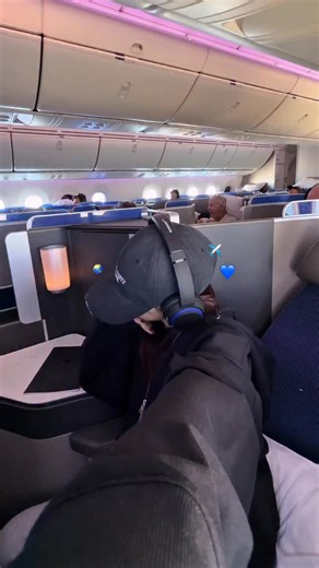 𝗣𝗜𝗧𝗢 ✈︎ 𝗧𝗿𝗮𝘃𝗲𝗹 𝘄𝗿𝗶𝘁𝗲𝗿 on Instagram: "初めてのビジネスクラス🌏✈️ ユナイテッド航空で10時間かけて 成田→ロサンゼルスに行ってきました 初めてでとってもいい経験ができた🥹！ #unitedairline #airline #travel #海外旅行 #海外女子旅 #旅行vlog #旅行 #飛行機 #ユナイテッド航空 #ビジネスクラス #usa #la #pito_usa"