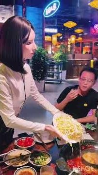 AI robbot jo khana costermer ko de rhi hai #ai growth very fast