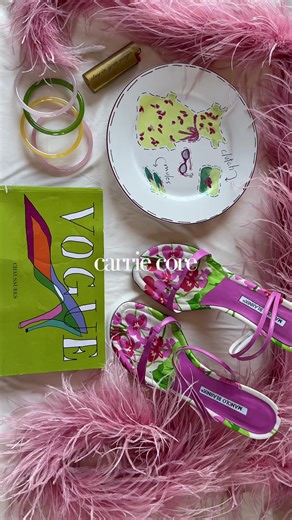 Channeling our inner Carrie for spring 🌷 #carriebradshaw #manoloblahnik #vintagefashion #vintageheels #fyp