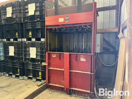 Piqua Series 40 Vertical Baler | Agriculture