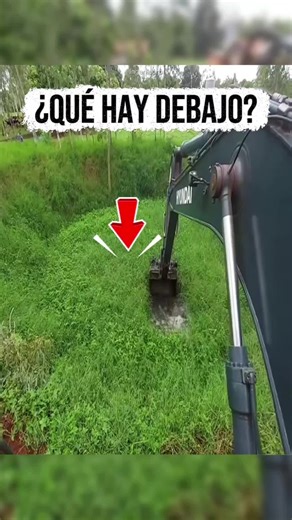 😱 Encontró este EXTRAÑO círculo verde en su granja... Mira lo que había debajo. #excavator #oddlysatisfying #satisfyingvideo #heavyequipment #restoration
