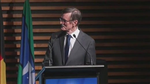 Awards blunder leaves crowd cringing