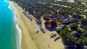 Tuléar, aussi appelée Toliara, est la capitale de la région sud de Madagascar. 💖🌴 Cette ville baignée par le soleil toute l’année, offre une vie culturelle riche. Vous découvrirez une population chaleureuse et accueillante dans un cadre incroyable. Elle est l’aboutissement de la RN7, long périple depuis la capitale, vous adorerez vous relaxer sur les plages de rêve de la région. Au bout de la RN7 et bordant le Canal du Mozambique se trouve Tuléar. Véritable mosaïque d’ethnies, la ville offre m