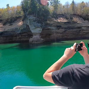 Wondering how to see all the must-see sights in Pictured Rocks? With so many options, read on for the best way to plan an unforgettable long weekend 👀📍🗓 | Pictured Rocks Cruises