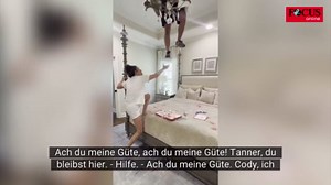 Schreck im Schlafzimmer - Mutter spielt mit ihrem Sohn auf dem Bett - plötzlich kracht Vater durch die Decke