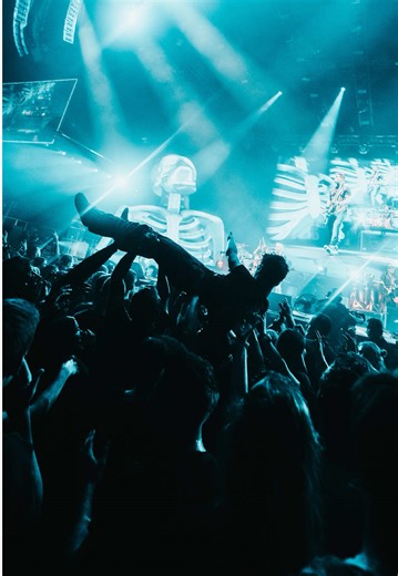 Staring at the Sun in Hamburg: Live Music Experience