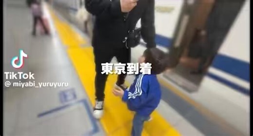 怒鳴るのは違うと思うけどグリーン車で子連れ家族と隣だったらちょっと萎えるのは分かる。普通のトーンで話してたって言ってるけどあんな静かな空間で普通のトーンで喋ってたら注意されるのも分からなくもない笑