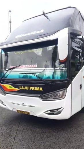 🇬🇧 “Keeping the Chosen Land Route: LAJU PRIMA and Its Loyalty to Jambi” ----- That afternoon, LAJU PRIMA Bus slowly departed from Kalideres Terminal, heading toward Jambi City on the island of Sumatra. This is not a new route. It is a route that has endured. While many lines fade with time, LAJU PRIMA continues to serve Jambi— and for good reason. Jambi is not just a destination; it is a land of deep history. Since the 7th century, Jambi has been known as the heart of the Melayu Kingdom, growi