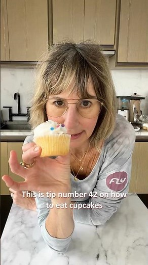 How To Eat a Cupcake