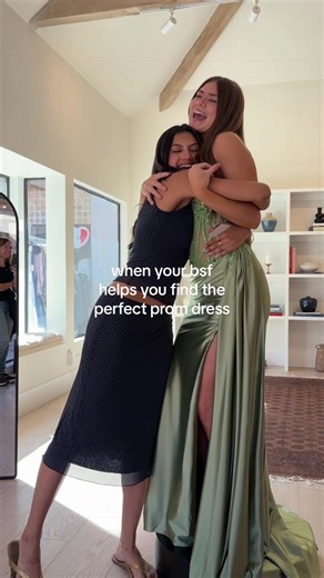 when you need help finding your prom dress 👗 #prom #promdress #dresstok #prom2026 #bestfriend