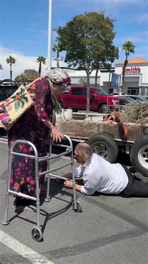 Old man falls by a trailer truck!😡😠😱