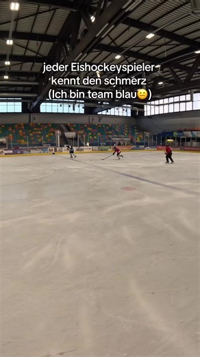„Tat das weh?“😂😂😂 Hatte mal den linken fuß gebrochen und es hat sich ziemlich gleich angefühlt, deshalb dachte ich erst der fuß ist durch🫠 Folgt gerne für mehr🧡🏒 #eishockey #hockey #icehockey #eishockeyspieler #schmerz