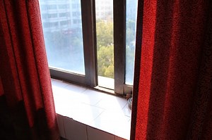 Трехлетний ребенок выпал из окна восьмого этажа на северо-востоке столицы