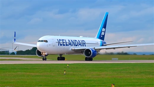 Boeing 767 shows powerful takeoff performance