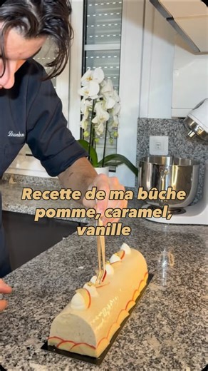 Leandro on Instagram: "Recette✨ Bûche de Noël Pomme – Caramel – Vanille Une bûche gourmande qui allie la fraîcheur fondante de la pomme, la douceur de la vanille et l’onctuosité d’un caramel généreux compoter de pommes caramélisées 🍏 : Dans un premier temps, vous allez éplucher 4 pommes puis les couper et les faire chauffer dans une casserole et ajoutez du sucre et du citron et faire cuire jusqu’à obtenir une caramélisation et vous allez pouvoir les mixer et ajouter une pomme coupée en brunoise