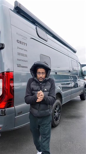Tony, snel naar binnen! Tis hier te koud jong! #camper #camperlifestyle #mercedes #4x4 #cars #sprinter @alphavan_original @autos.david | Auto's David