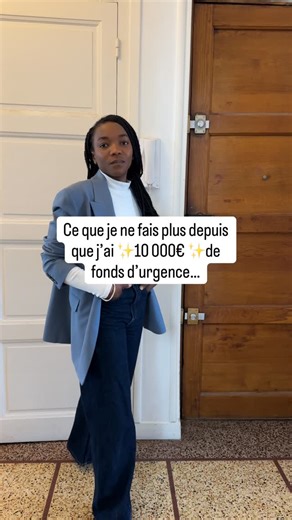 Deborah | Finance - Entreprenariat - Mindset on Instagram: "Depuis que j’ai 10 000€ de côté, voilà ce que je ne fais plus : Je ne panique plus quand quelque chose se casse chez moi. Machine à laver, voiture, facture imprévue. Ce n’est plus une catastrophe. C’est un imprévu. Et j’ai prévu pour ça. Je n’évite plus mon compte bancaire. Tu sais, ce moment où tu ouvres l’appli avec une boule au ventre. Je n’ai plus cette peur du découvert surprise. Je ne fais plus de paiements en 4 fois pour des chos