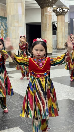 Mana milliylik😍🔥🇺🇿 Qizaloqlarning yuz ifodasini qarang🥹🥰 1 kunda 3 mln koʻrilgan oʻsha raqs fleshmobimiz🤩 Koʻproq shunaqa kontentlar Milliy Karaoke Instagram/YouTube sahifasida | Goozal Abdullaeva