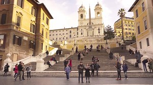 Nuovissimo Progetto italiano 2 è in uscita. Una delle novità di Nuovissimo 1 e 2 è che gli episodi video sono pienamente integrati nella struttura del corso, in quanto sono in continuità con i dialoghi delle unità. Lo scopo, come sempre, è incrementare la motivazione e il coinvolgimento degli studenti. | Edilingua Edizioni