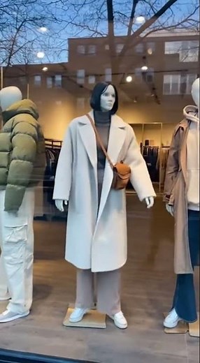 Store Mannequin Comes ALIVE!