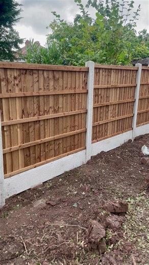 Another garden secured and ready for spring 🌿 Concrete posts. Concrete gravel boards. 6ft finish height. Every post sunk 2ft into the ground. Every bit of concrete reinforced with steel. Built properly. Built to last. We’ve gone with a 4ft gravel board and 5ft feather edge panel to give that clean 6ft finish — solid, straight and ready for the customer to reseed and get the garden looking sharp for summer ☀️ No shortcuts. No movement. No wobble. Just quality fencing done right. Roll on the Engl