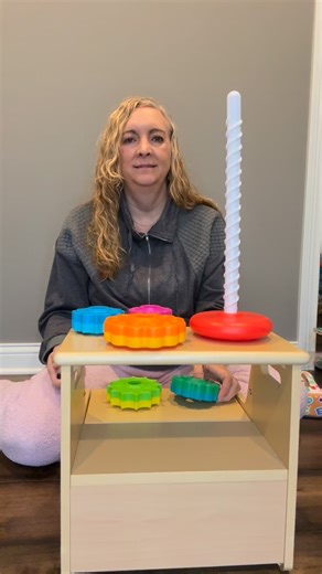🌈✨ Spin, Stack, Learn! ✨🌈 This spinning stacking toy is one of my FAVORITE play tools for babies and toddlers because it checks so many developmental boxes—all while keeping kids engaged! 🌀💛 Here’s what children are learning while they play: 💪 Fine Motor Skills • Grasping and releasing discs • Stabilizing the pole • Coordinating both hands • Turning wrists to spin pieces 🧠 Cognitive Skills • Problem-solving (“which piece goes next?”) • Understanding cause-and-effect • Early sequencing skil