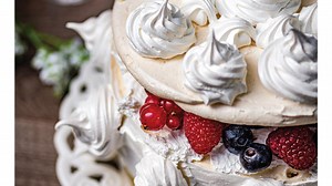 Cartea Dulce Romanie - O istorie a deserturilor de la noi, lansata in librarii de Sarbatori