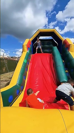 Diversão no Escorregador Inflável Aventuras Infantis! 🏖️🌈