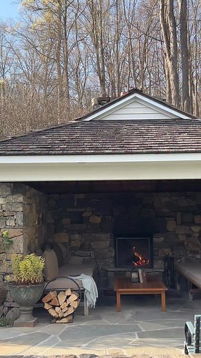 As the weather cools, there’s no better spot to cozy up than by the outdoor fireplace. Pull up a chair and post up with your loved ones. #bedfordpostinn | The Bedford Post Inn