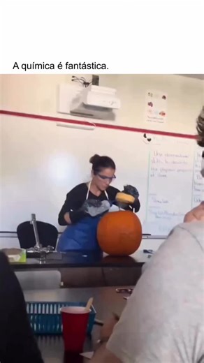 M.M | Fatos incríveis & Misterios🌍 on Instagram: "A química começou há milhares de anos com a alquimia — conhecida como simya — uma mistura de experimentação, filosofia e misticismo praticada no antigo Egito e na Mesopotâmia. Na busca por transformar metais em ouro e criar elixires da imortalidade, alquimistas acabaram descobrindo ácidos, técnicas de destilação e as primeiras ferramentas que mais tarde dariam origem aos laboratórios modernos. Durante a Idade Média, nomes como Jabir Ibn Hayyan e