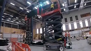 Des ouvriers chutent d'une nacelle.