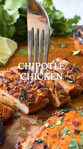 All the bold flavors you love, made right in your own kitchen. RECIPE: https://www.evolvingtable.com/chipotle-chicken-fajita-bowls/ | Evolving Table