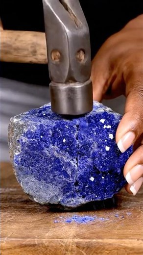 💎🔨🌟Geode ASMR/Cracking a Azurite Stone to Reveal Glowing crystals✨#crystalasmr #shorts #ai #ia