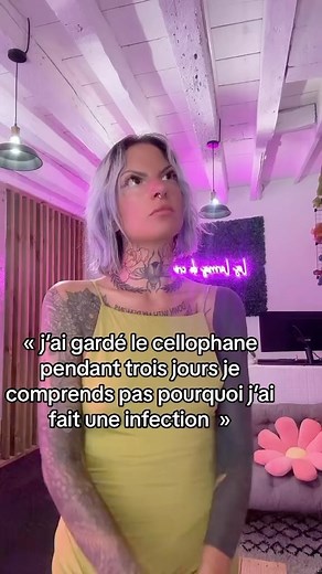 𝑳𝒆𝒔 𝑳𝒂𝒓𝒎𝒆𝒔 𝒅𝒆 𝑪𝒓𝒐𝒄𝒐𝒅𝒊𝒍𝒆 🐊💧 on Instagram: "« Nan je comprends pas vraiment … 🤔🤔🤔🤔 » en fait c’est simple : l’humidité sous le cellophane va faire proliférer toutes ces jolies bactéries qui vont s’en donner à cœur joie pour te créer une jolie infection. Le cellophane c’est quelques heures et c’est tout , après on passe de la crème en FINES COUCHES , et seulement à partir du lendemain ( ou alors cica sèche hop ) #tattooshop #nouvelleecole #toulouse"