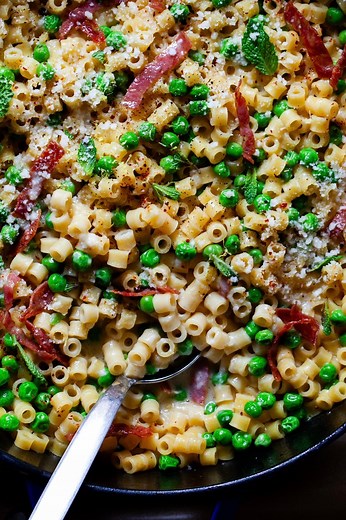ONE-PAN DITALINI AND PEAS I can’t stop making this. It's quick, cozy, and everything happens in one pot, there’s almost no clean up. The sauce is silky but unheavy but tastes complex and fussed-over. The peas add perfectly cooked pops of sweetness and they’re an ideal forkful match for the ditalini. Come, make it an embarrassing amount of times with me.✩ https://smittenkitchen.com/2025/05/one-pan-ditalini-and-peas/ | smitten kitchen