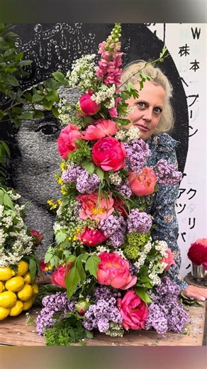 Online now! #barbaraschöneberger #comedy #flowers