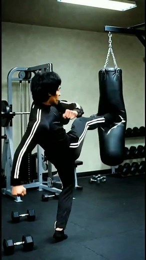 Bruce Lee's crazy flying kicks！#brucelee #sora #kungfu #wingchun