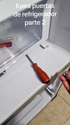 Cómo quitar las puertas de un refrigerador fácilmente