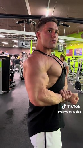 Pump set, love chasing the pump 😈#fypage #viral #gymtok #chest #bodybuilding