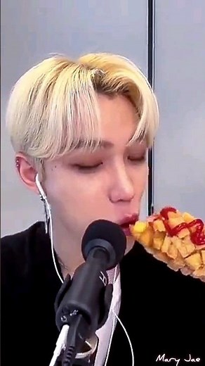 Addictive ASMR by Felix 😍 Eating and singing #felix #straykids #kpop #스트레이키즈 #asmr #skz #bts #nct