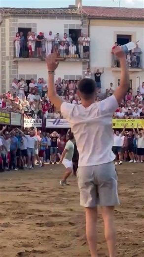 ¡El toro cerril que se quedó con el público ante este recorte!