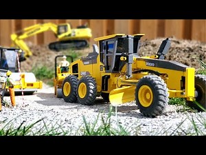 Grading A Road With An Amazing RC Motor Grader In 1:16 Scale!